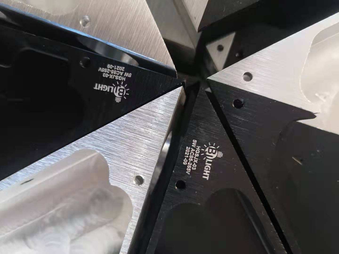 Rifornimento di fabbrica Lampada da parete a LED grande triangolo 5W corridoio in alluminio luce KTV camera da letto soggiorno sfondo decorazione della parete lampada