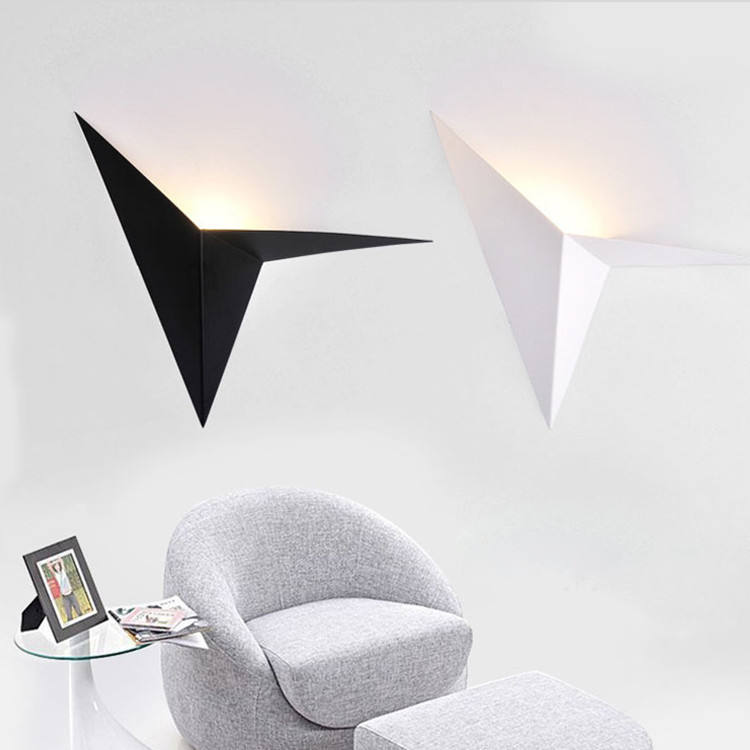 Lampada da parete triangolare a forma speciale in ferro battuto creativo Nordic minimalista camera da letto comodino studio camera d'albergo specchio faro
