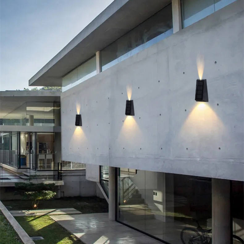Lampada da parete per esterni a due teste con sensore solare Luci di sicurezza alimentate a LED Lampada da parete per esterni impermeabile IP 65