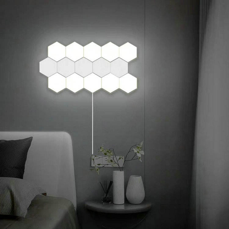 Lampada da parete a esagono quantico a nido d'ape a LED colorato con sensibilità al tocco per il soppalco delle scale del soggiorno della camera da letto