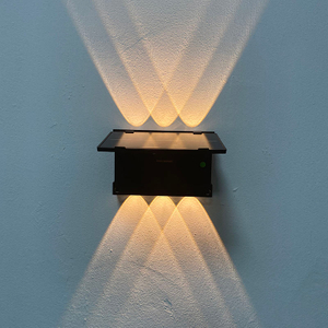 Lampada da parete impermeabile da giardino solare solare da esterno illumina su e giù lampada da parete decorativa per scale da giardino decorativa da parete lampada a energia solare