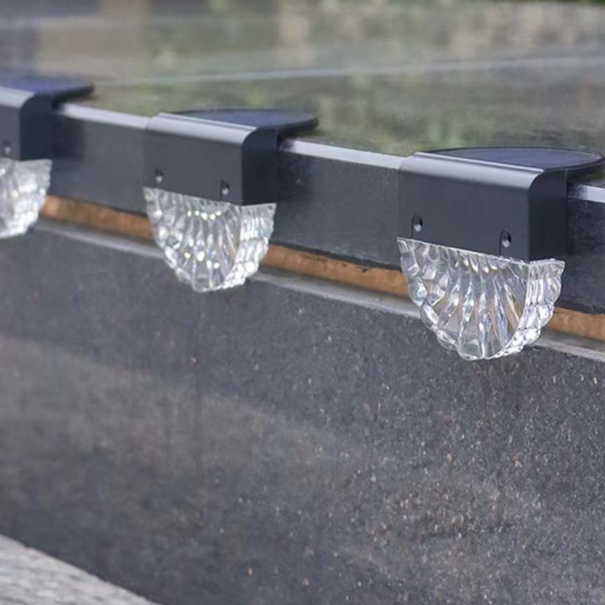 Lampada solare a LED bianco caldo Percorso Scale Luci da giardino per esterni Energia solare Balcone Decorazione luminosa per merci da recinzione per scale da patio