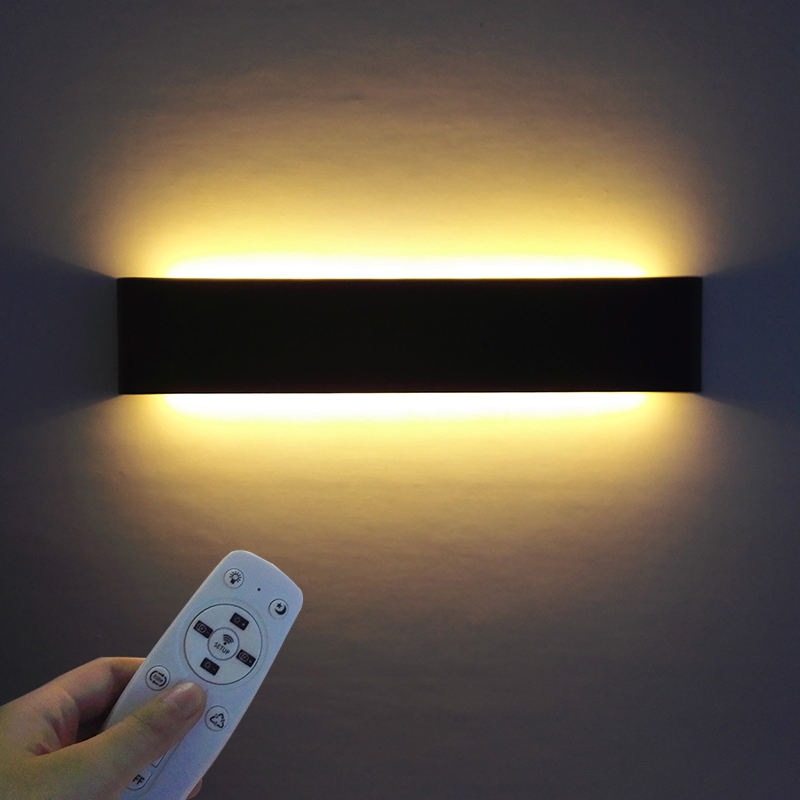 Caratteristiche dell'illuminazione su e giù con scocca nera o bianca Caratteristiche della lampada a bacchetta LED con telecomando RF intelligente da 2,4 G con il prezzo più basso