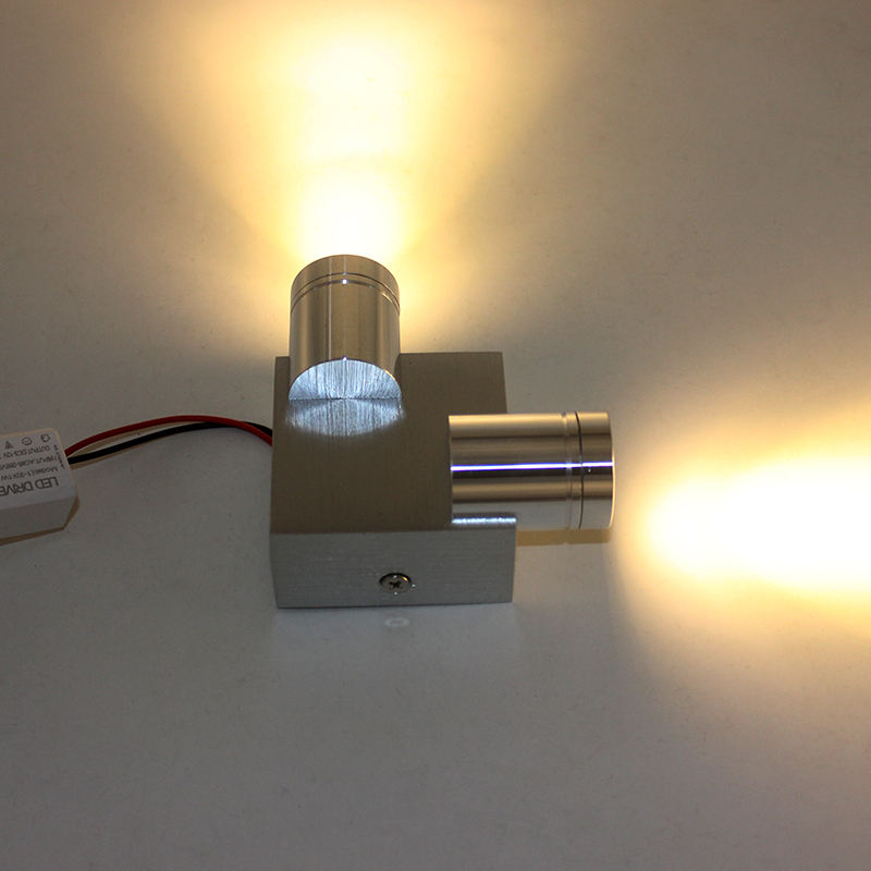 2023 Nuova lampada da parete a sospensione Testata moderna a parete Luce nichel spazzolato Decor Hotel Lampada da parete USB Bend Metallo Luminoso personalizzato