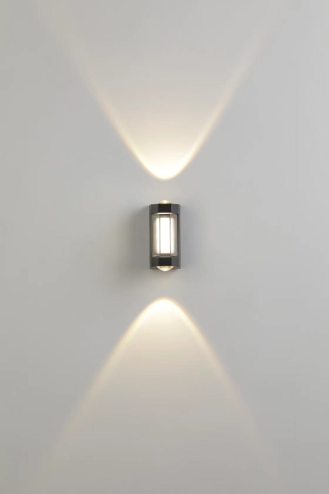Lampada da parete a LED impermeabile Luci da giardino decorative Lampada da parete in alluminio su e giù per esterni Lampada da parete a LED montata