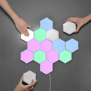 Lampada da parete a esagono quantico a nido d'ape a LED colorato con sensibilità al tocco per il soppalco delle scale del soggiorno della camera da letto