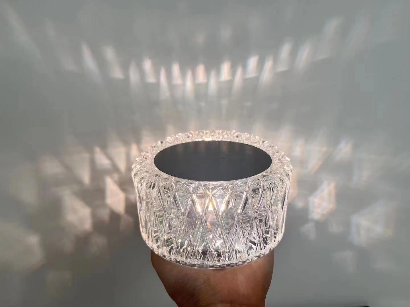 Lampada di cristallo rosa Ricarica USB Regalo di compleanno Luci notturne fantasia Lampada da tavolo dimmerabile Lampada da parete intelligente Induzione del corpo umano