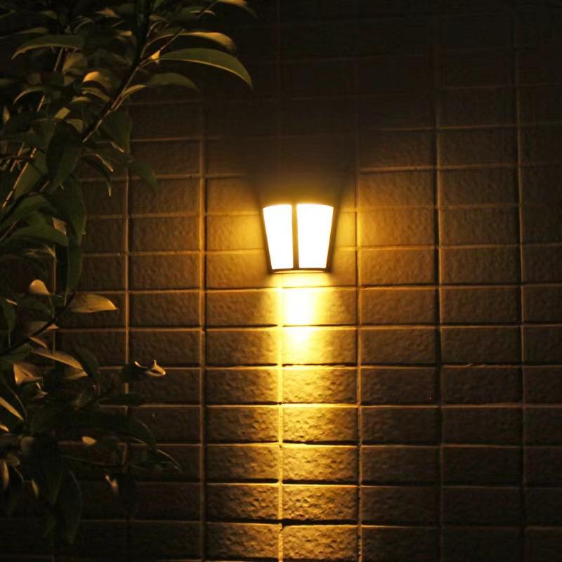 La lampada da parete attivata impermeabile all'aperto della fabbrica ha condotto le luci del giardino del sensore di movimento della luce solare della parete per l'illuminazione esterna del cortile