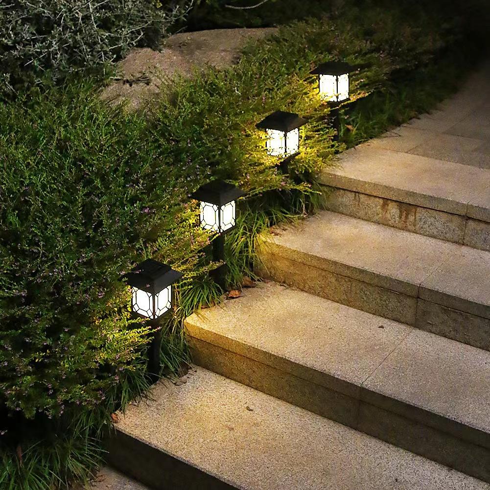 Tipo di casa Luce solare a LED impermeabile per esterni Lampada da prato solare Mini luce solare da giardino alimentata in stile cottage Spike Spot Piccola casa