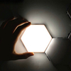 Lampada da parete a esagono quantico a nido d'ape a LED colorato con sensibilità al tocco per il soppalco delle scale del soggiorno della camera da letto