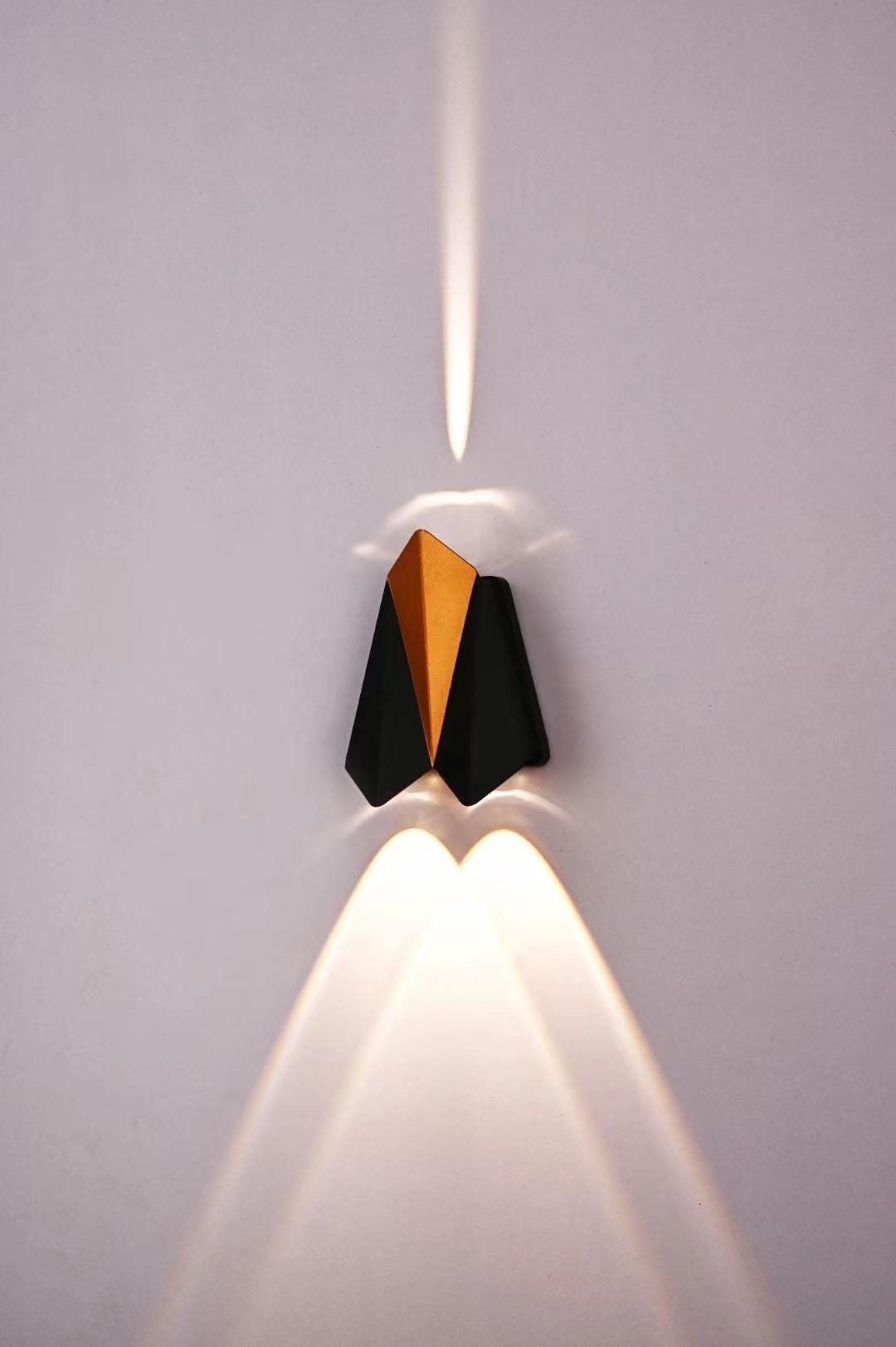 Lampada da parete a led impermeabile IP65 da esterno nera Lampada da parete da giardino moderna economica in alluminio ad alto lume Vendita calda Nessuna batteria montata a parete