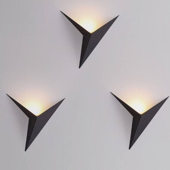 Lampada da parete triangolare a forma speciale in ferro battuto creativo Nordic minimalista camera da letto comodino studio camera d'albergo specchio faro
