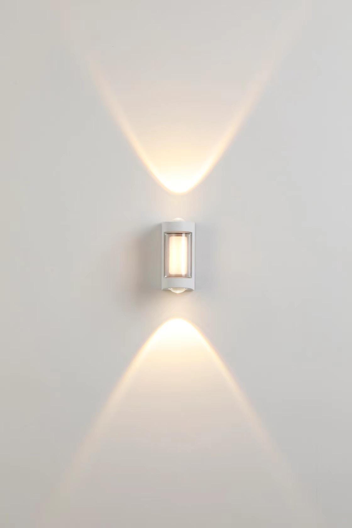 Lampada da parete a LED impermeabile Luci da giardino decorative Lampada da parete in alluminio su e giù per esterni Lampada da parete a LED montata