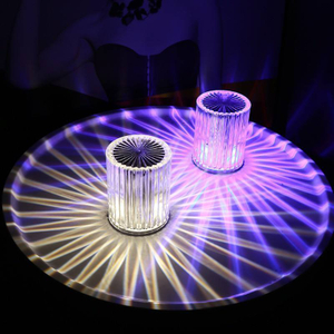 Lampada da tavolo in acrilico di vendita calda di Amazon Lampada da tavolo ricaricabile USB per regalo di festa Lampada da tavolo con telecomando a 16 colori che cambia