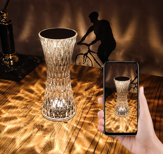 La lampada da tavolo in cristallo acrilico RGB offre un'atmosfera creativa, una piccola lampada da notte decorativa, una lampada da tavolo ricaricabile