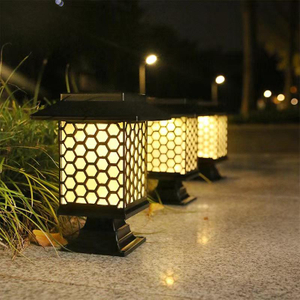 Tipo di casa Luce solare a LED impermeabile per esterni Lampada da prato solare Mini luce solare da giardino alimentata in stile cottage Spike Spot Piccola casa
