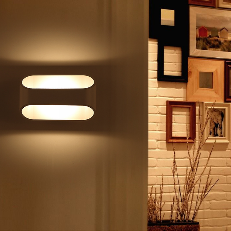 Nuova lampada da parete RGB da 5 W Up Down Lampada a bacchetta per interni Lampada da parete a LED per sfondo per la decorazione della casa e dell'hotel