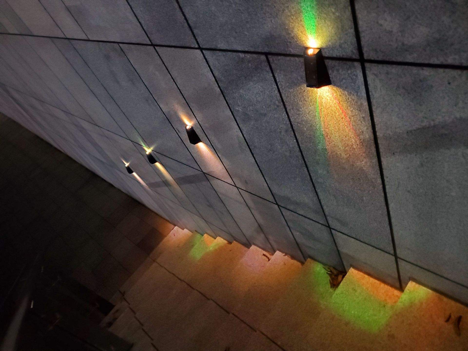 Lampada da parete per esterni a due teste con sensore solare Luci di sicurezza alimentate a LED Lampada da parete per esterni impermeabile IP 65