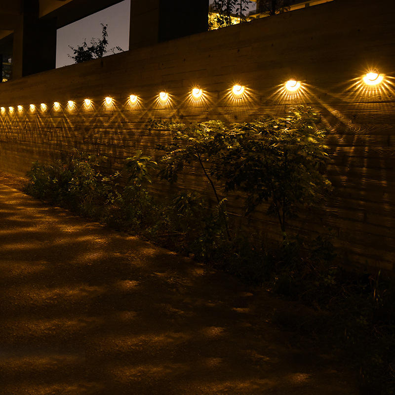 Luci solari a LED Sensore di controllo della luce esterna Decorazione del giardino Lampada da parete per recinzione solare Lampioni stradali impermeabili a semicerchio