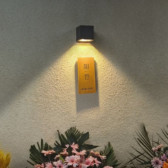 Lampada da parete per esterni a luce solare da giardino Up Down Lampada da parete a luce solare in alluminio impermeabile Lampada da parete a luce solare per esterni