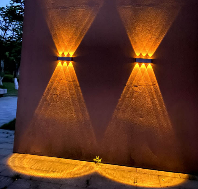 Lampada a LED Lampada da parete solare Lampada da parete impermeabile per esterno Portico da giardino Lampada da parete su e giù luminosa
