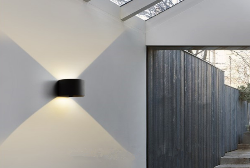 Lampada da parete impermeabile semicircolare moderna decorativa a LED e illuminazione per esterni Illuminazione da parete su e giù