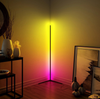 Lampada d'angolo del soggiorno rosso netto colorato lampada da terra a LED RGB con oscuramento della luce di riempimento a triangolo dal vivo