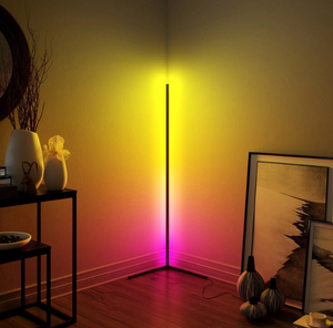 Lampada d'angolo del soggiorno rosso netto colorato lampada da terra a LED RGB con oscuramento della luce di riempimento a triangolo dal vivo