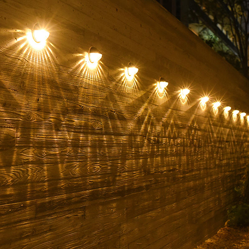 Luci solari a LED Sensore di controllo della luce esterna Decorazione del giardino Lampada da parete per recinzione solare Lampioni stradali impermeabili a semicerchio