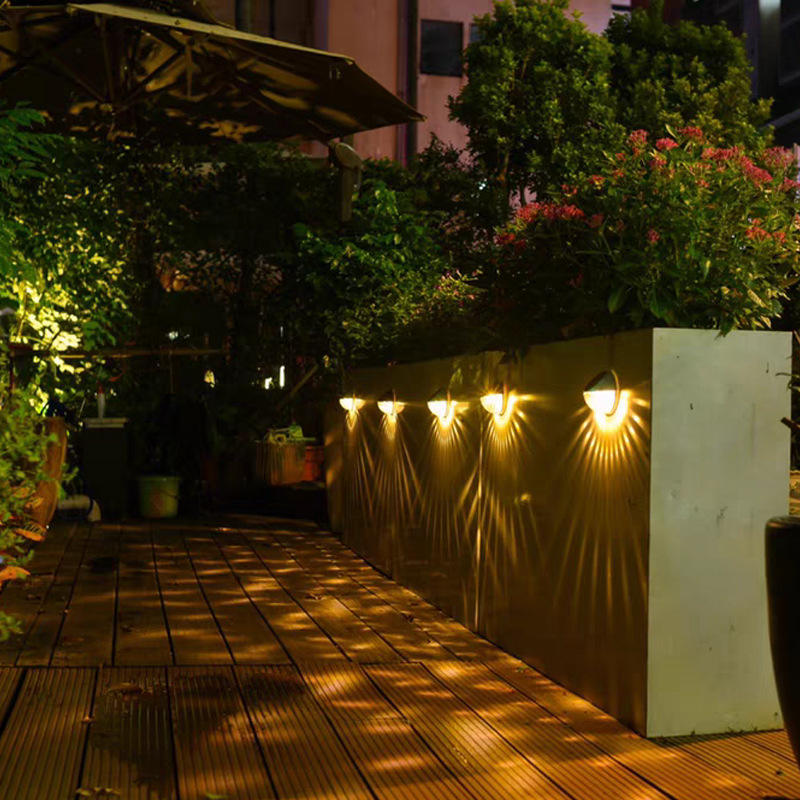 Luci solari a LED Sensore di controllo della luce esterna Decorazione del giardino Lampada da parete per recinzione solare Lampioni stradali impermeabili a semicerchio