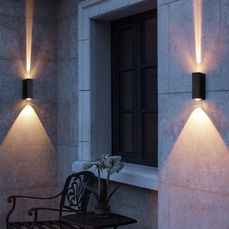 Lampada a led moderna da 6W Lampada da parete impermeabile a fascio di luce nera e applique da parete su e giù per la luce notturna per esterni per la casa