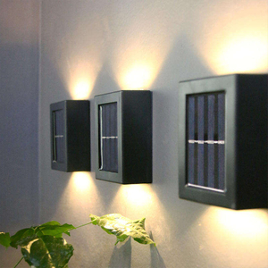 Lampada a sospensione decorativa da giardino intelligente per esterni di vendita calda Lampada da parete solare a LED luminosa su e giù impermeabile