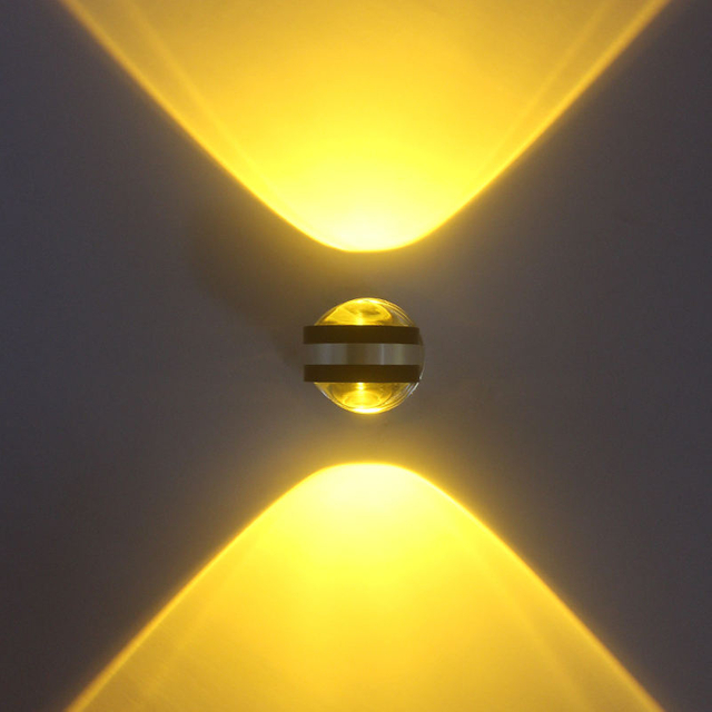 La nuova lampada da parete su e giù per interni ha portato la decorazione dell'hotel con applique da parete a led per interni OEM stage RGB club novità vogue