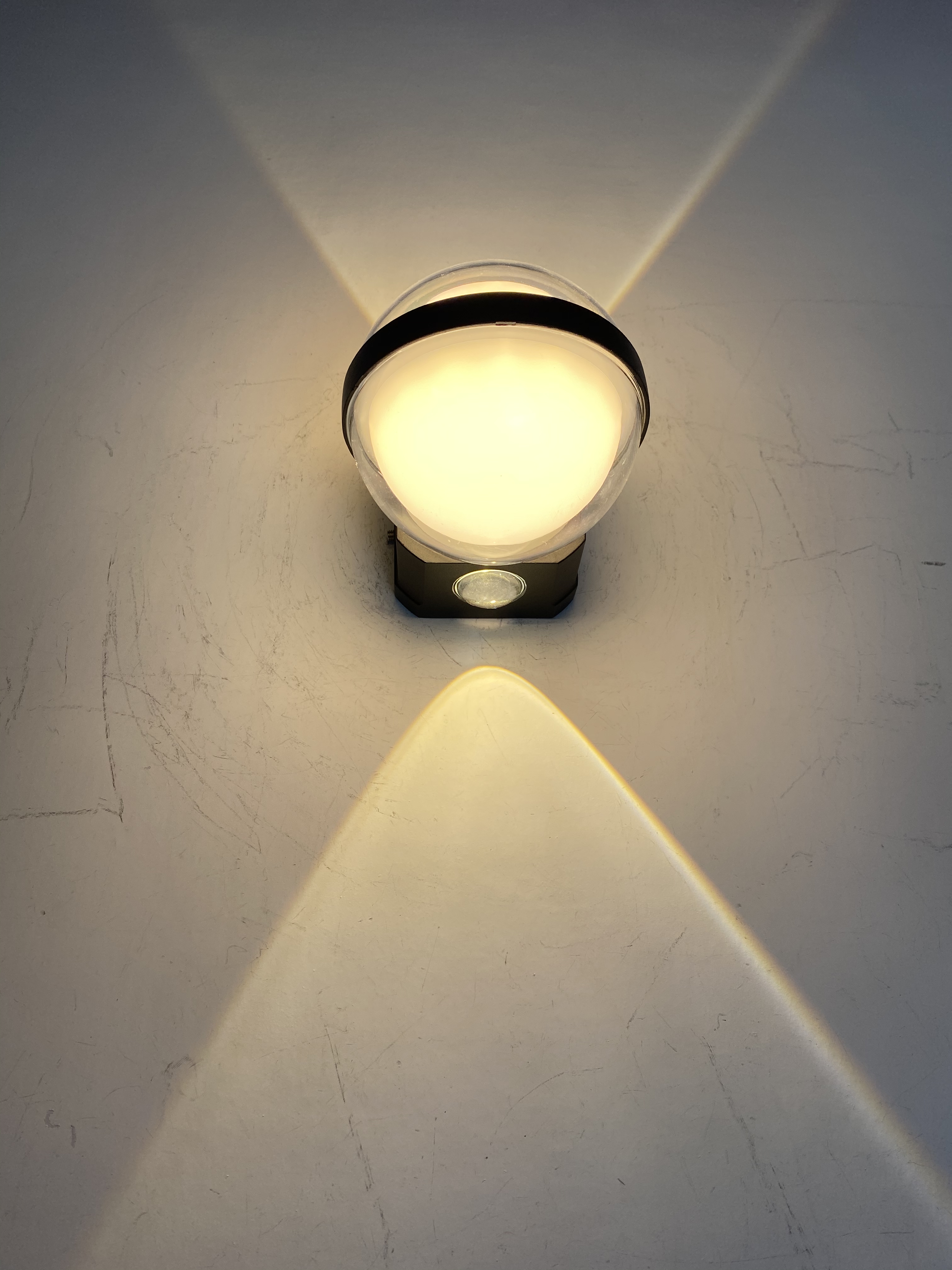 Lampada da parete con sfera di cristallo