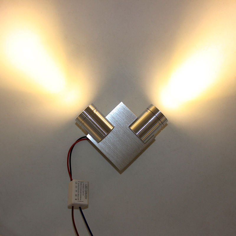 2023 Nuova lampada da parete a sospensione Testata moderna a parete Luce nichel spazzolato Decor Hotel Lampada da parete USB Bend Metallo Luminoso personalizzato