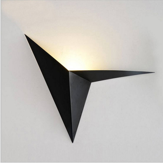 Lampada da parete triangolare a forma speciale in ferro battuto creativo Nordic minimalista camera da letto comodino studio camera d'albergo specchio faro