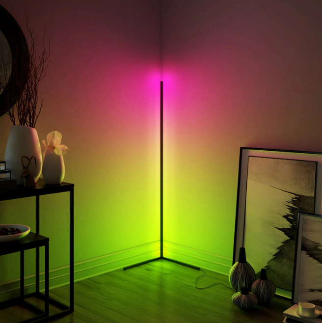 Lampada d'angolo del soggiorno rosso netto colorato lampada da terra a LED RGB con oscuramento della luce di riempimento a triangolo dal vivo