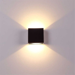 2023 Lampada da parete a sospensione Testata moderna Montata a parete Nichel spazzolato chiaro Decor Hotel Lampada da parete USB Bend Metallo Luminoso personalizzato