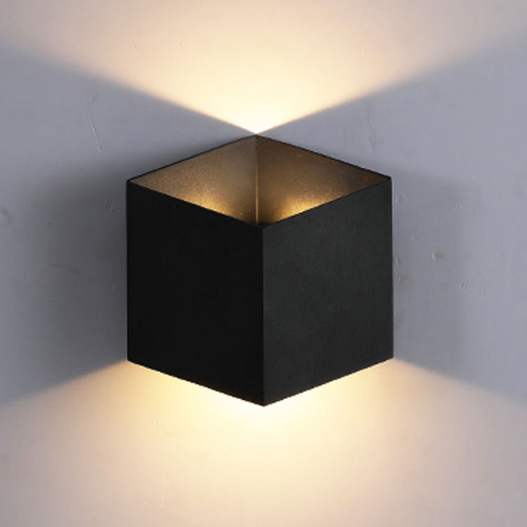 Lampada da parete moderna a LED da 120 mm cubica impermeabile e luce notturna decorativa per esterni per casa e giardino Prezzo economico c