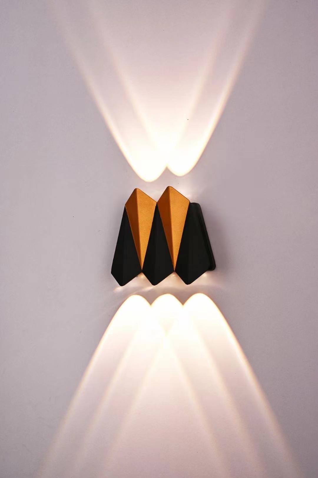 Lampada da parete a led impermeabile IP65 da esterno nera Lampada da parete da giardino moderna economica in alluminio ad alto lume Vendita calda Nessuna batteria montata a parete