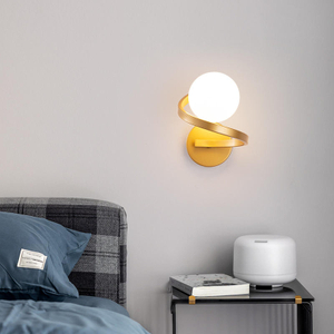 Lampada classica da comodino per camera da letto in cristallo Lampada da interno per interni Decorativa per interni in metallo nero oro Applique da parete moderna in vetro a led