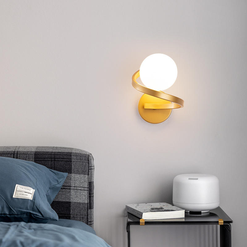 Lampada classica da comodino per camera da letto in cristallo Lampada da interno per interni Decorativa per interni in metallo nero oro Applique da parete moderna in vetro a led