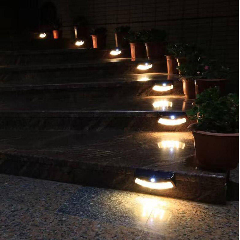 IP44 Nuovo sorriso di alta qualità Luce solare per luce da giardino Luce di sicurezza per recinzione a energia solare con sensore di movimento