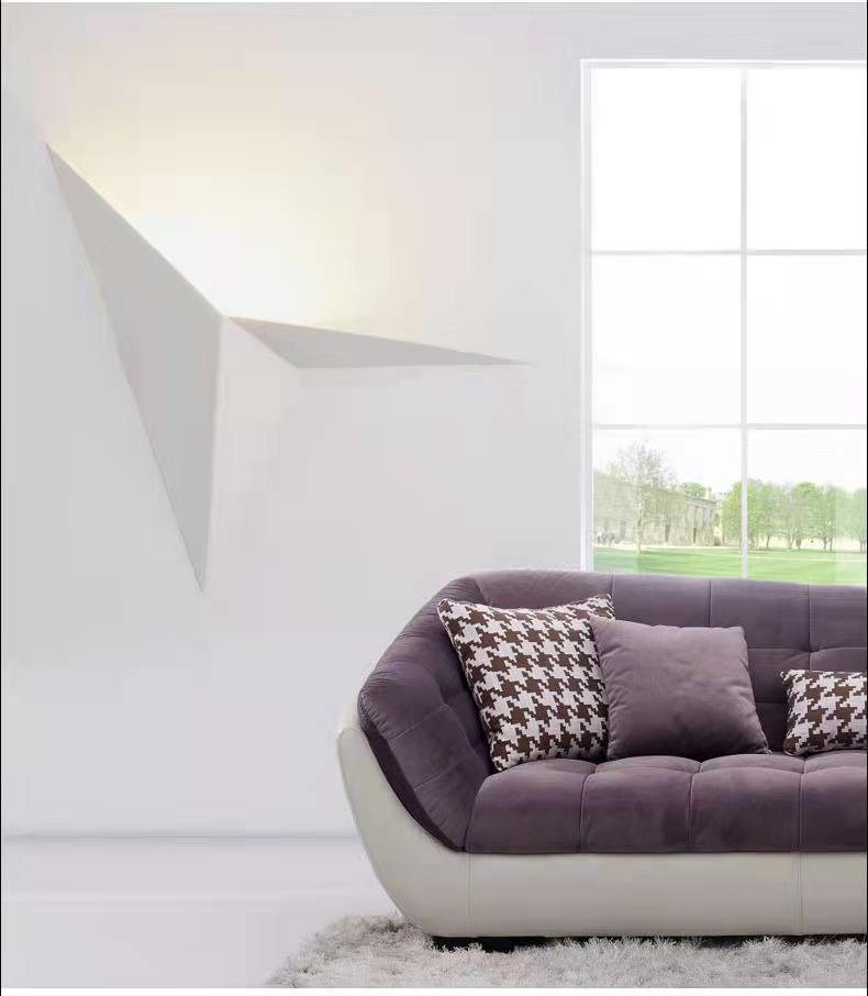 Lampada da parete triangolare a forma speciale in ferro battuto creativo Nordic minimalista camera da letto comodino studio camera d'albergo specchio faro