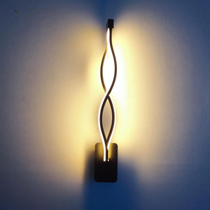 Decorazione moderna per la casa Lampada da parete a forma di onda in alluminio Up Down LED Applique da parete a LED per interni Holiday Garland Light