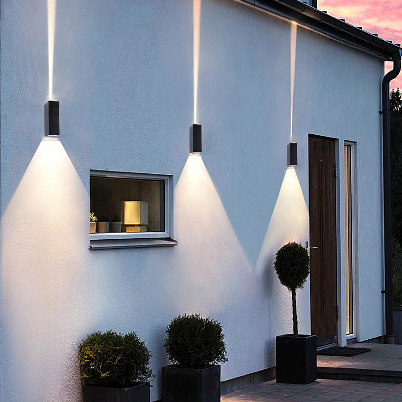 Lampada a led moderna da 6W Lampada da parete impermeabile a fascio di luce nera e applique da parete su e giù per la luce notturna per esterni per la casa