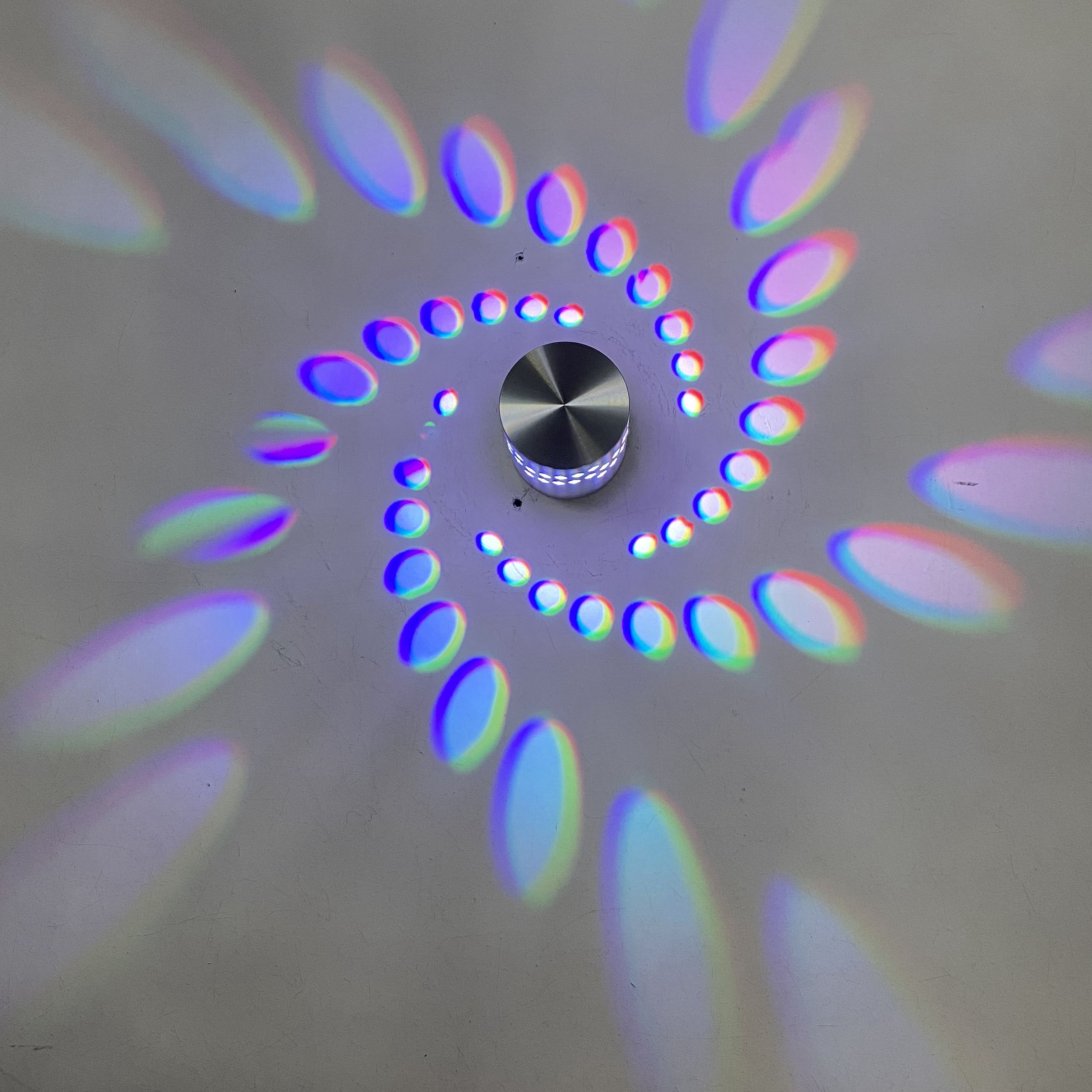 Lampada da parete a LED a fiore RGB da 3W Lampada da parete a LED a foro a spirale a luce notturna remota a parete Bella lampada da parete decorativa 