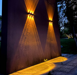 Lampada a LED Lampada da parete solare Lampada da parete impermeabile per esterno Portico da giardino Lampada da parete su e giù luminosa