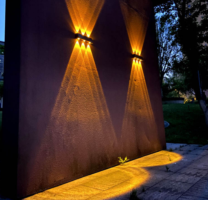 Lampada a LED Lampada da parete solare Lampada da parete impermeabile per esterno Portico da giardino Lampada da parete su e giù luminosa