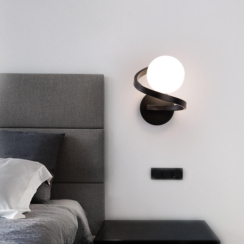 Lampada classica da comodino per camera da letto in cristallo Lampada da interno per interni Decorativa per interni in metallo nero oro Applique da parete moderna in vetro a led